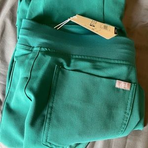 NWT figs Zamora joggers hunter green